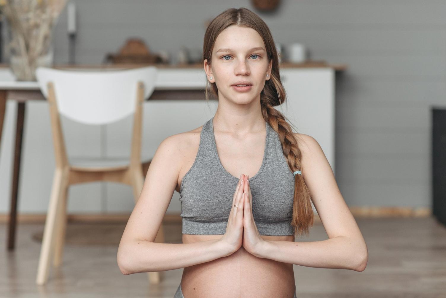 Ambiente sereno per la meditazione mattutina con luce naturale